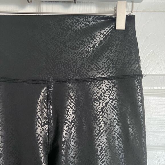 Aerie offline high waist embossed shiny leggings medium - Picture 3 of 3